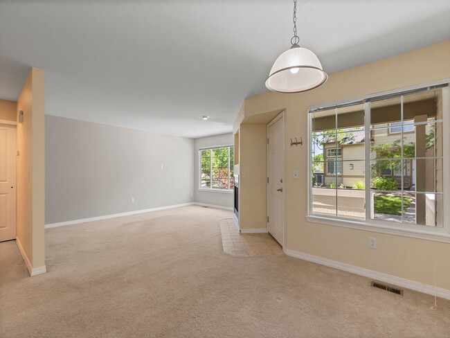 Building Photo - Beautiful 2 Bed 2.5 Bath Townhouse in SE F...
