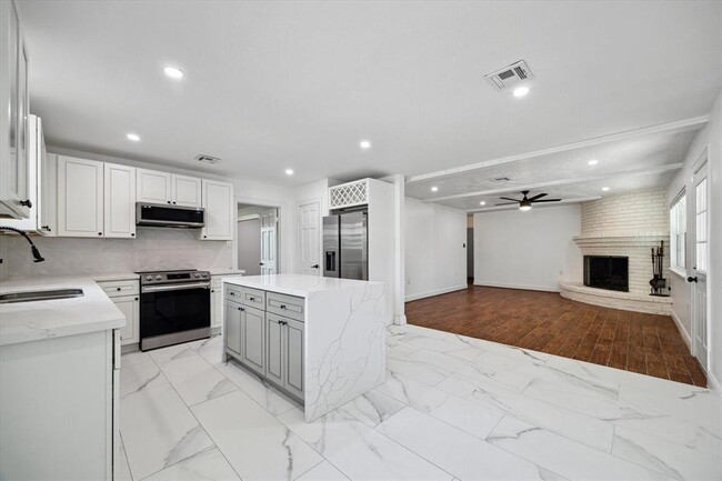 Building Photo - 5731 S Braeswood Blvd