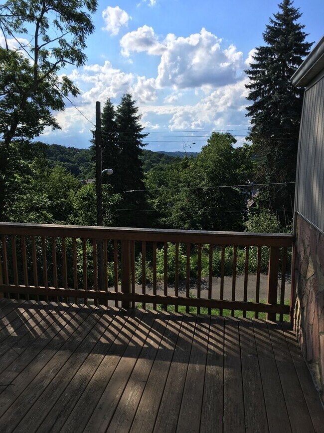 Building Photo - 3 bedroom 1 bath deck and yard