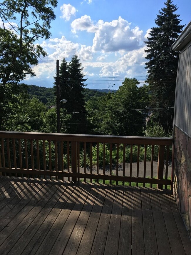Building Photo - Secret room with 3 bedroom 1 bath deck and...