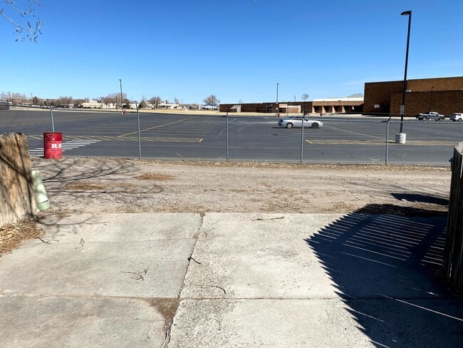 Building Photo - 3 Bedroom, 1.5 Bathroom Townhouse Next to High School and Middle School