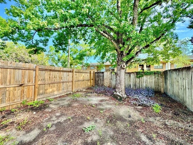 Building Photo - 5216 Tennis Ct Cir