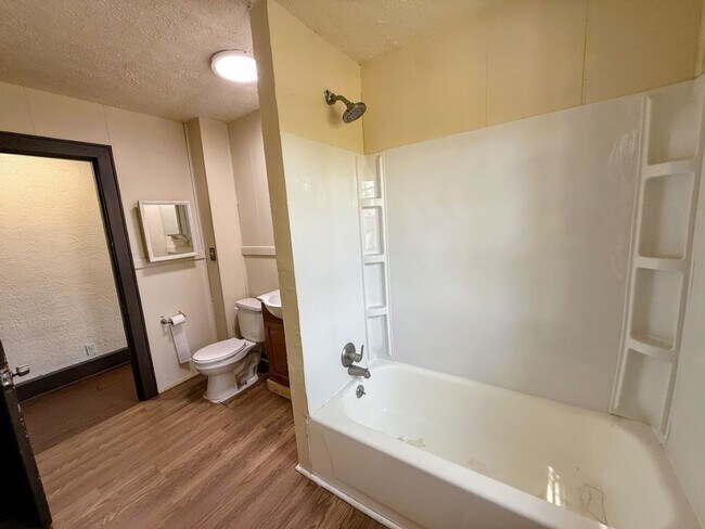 Building Photo - 2048 2nd St NE