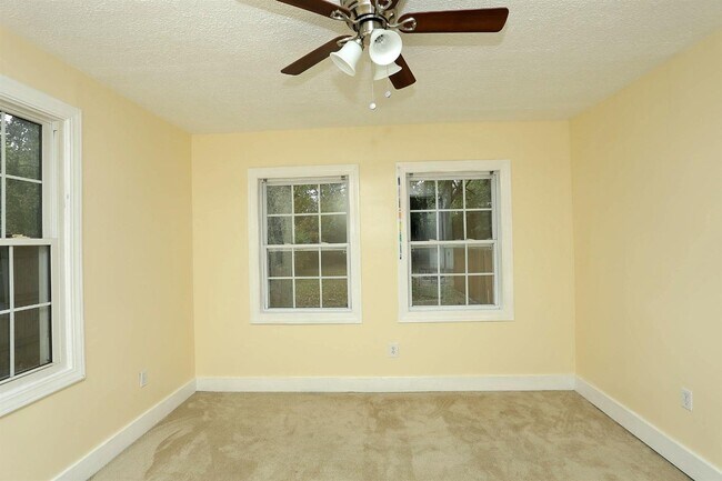 Building Photo - STUDENTS - Now Pre-Leasing for 26-27