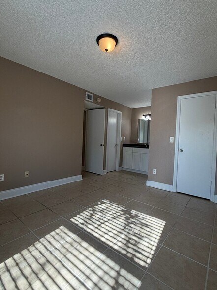 Building Photo - 4658 Commander Dr