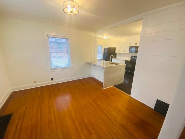 Building Photo - 930 E 56th St