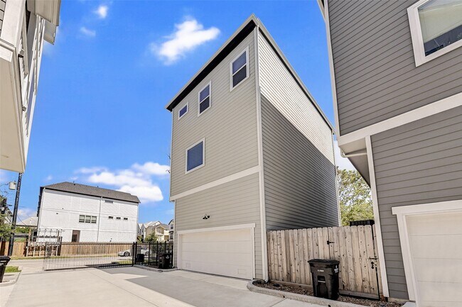 Building Photo - 1302 W 24th St