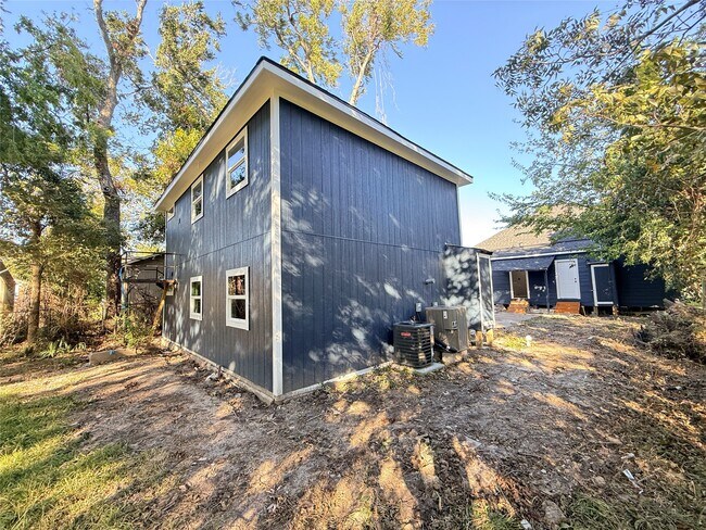 Building Photo - 2209 Gano St