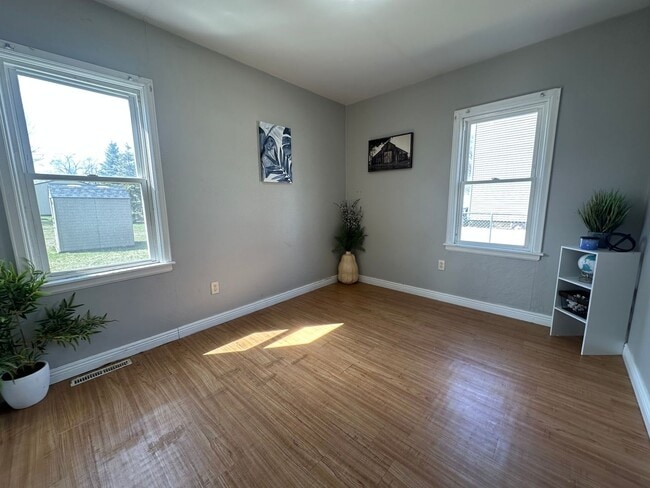 Building Photo - 2 bedroom, 1 bath home for rent in Evansdale