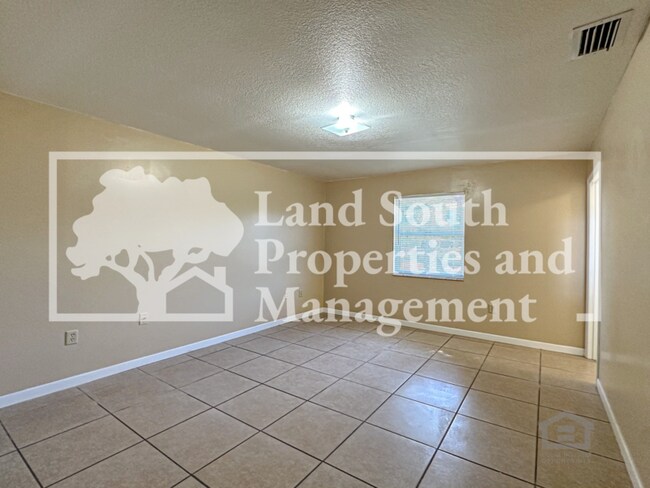 Building Photo - 2527 Crystal Lake Acres Dr