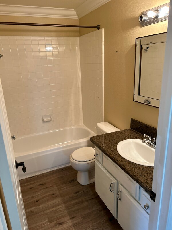 Building Photo - 19 Tulip Pl