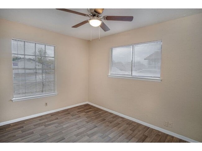 Building Photo - Convenient 4-Bedroom Stay Near Downtown & Attractions!