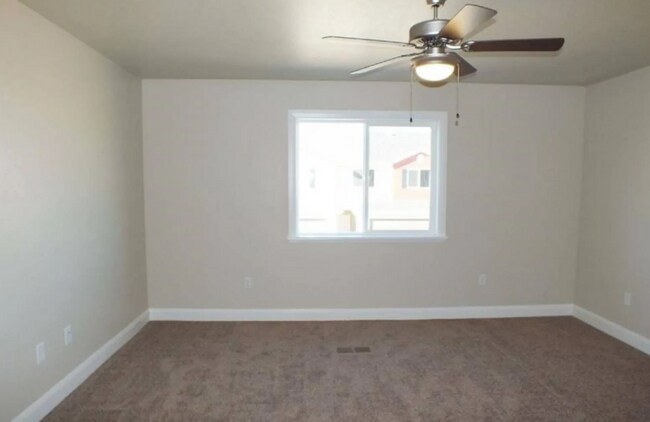 Building Photo - Charming 3 Bedroom Townhome with 2.5 Baths & 2 Car Garage in Cedar City, Utah!