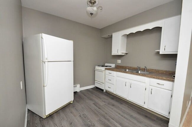 Building Photo - 506-530 Main St