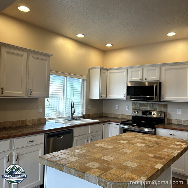 Building Photo - 2546 W Cerulean Dr