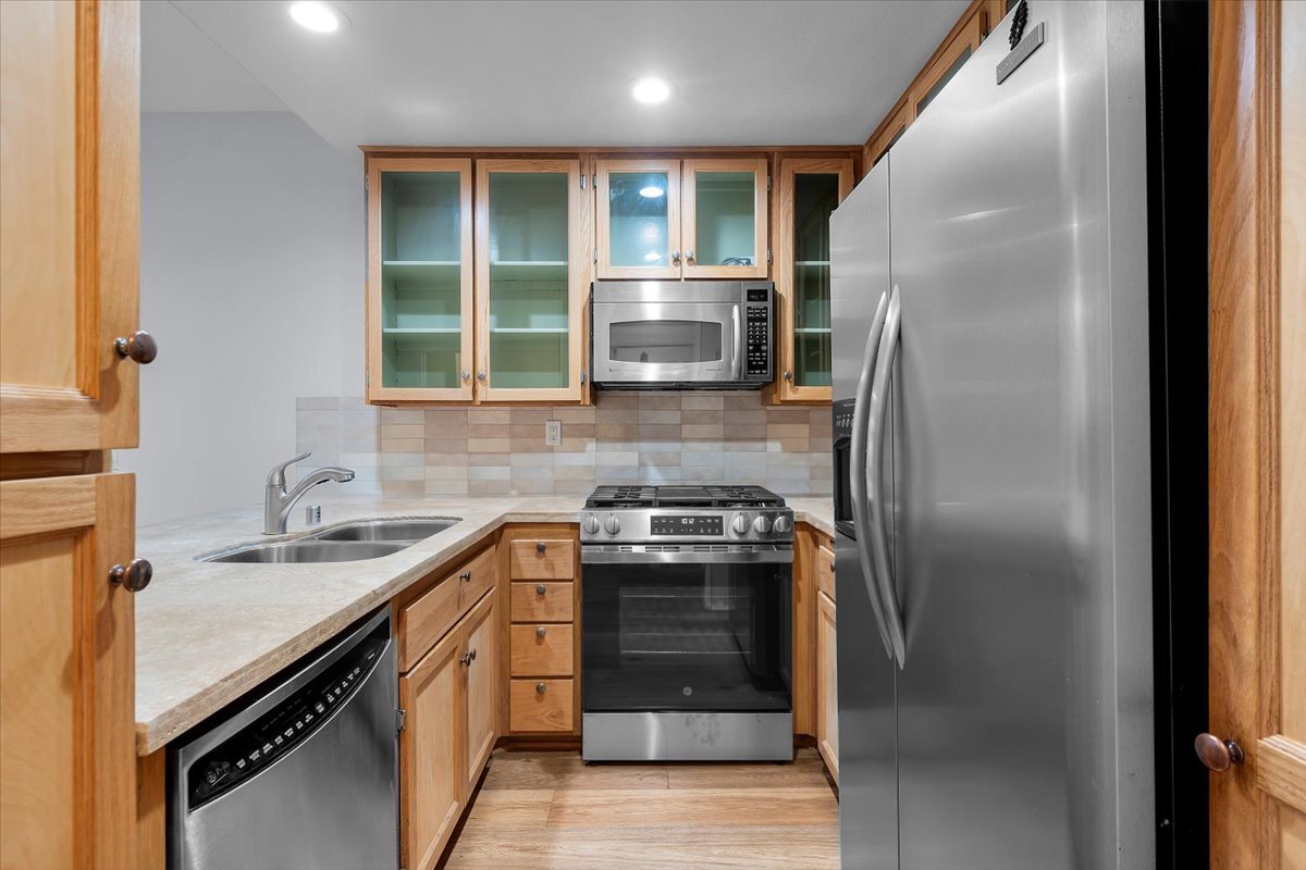 Kitchen - 8505 Gulana Ave