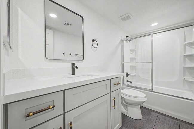 Building Photo - Remodeled 3BR End Unit Townhome in South Tempe | Private Yard + Covered Parking