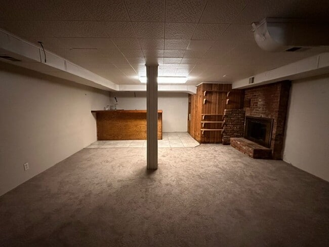 Building Photo - 2 Bed, 1.5 Bath Home with Basement and Sunroom