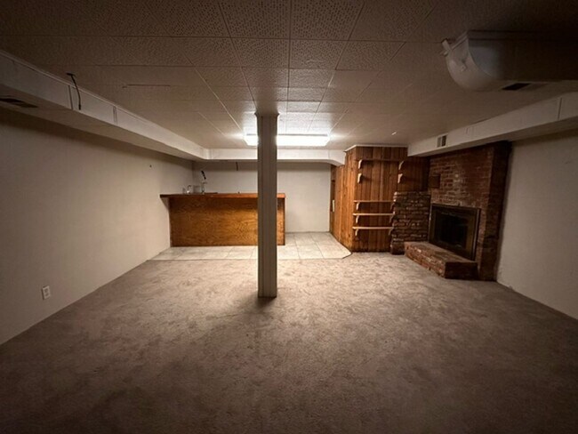 Building Photo - Charming 2 Bed, 1.5 Bath Home with Basement and Sunroom