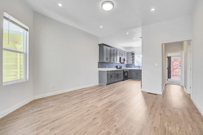 Building Photo - West Oakland Stylish 2/1 Flat - Completely...