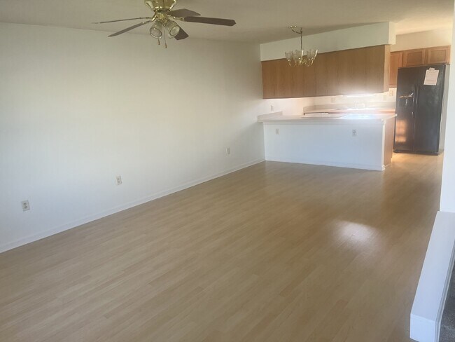 Building Photo - Charming 3-Bedroom End Unit Townhouse in B...
