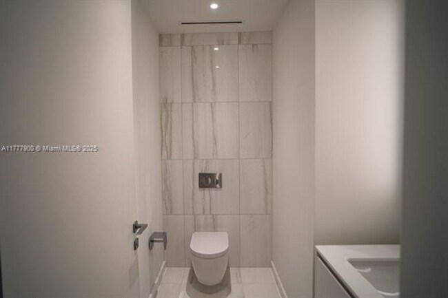 Building Photo - 300 Biscayne Blvd Way