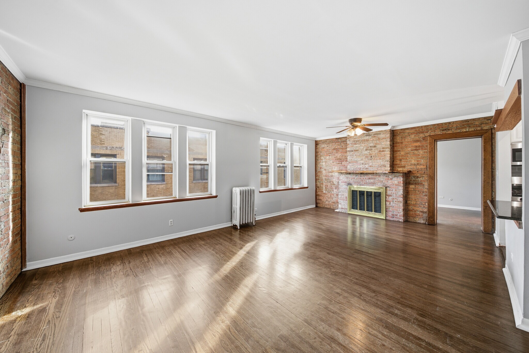 Building Photo - 724 W Buena Ave