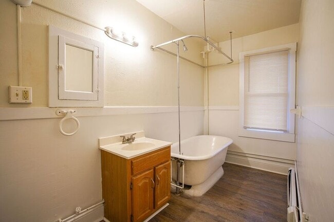 Building Photo - 70 Maple St