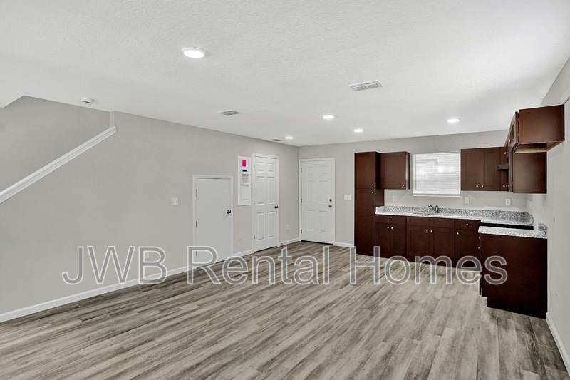 Building Photo - 863 Ionia St