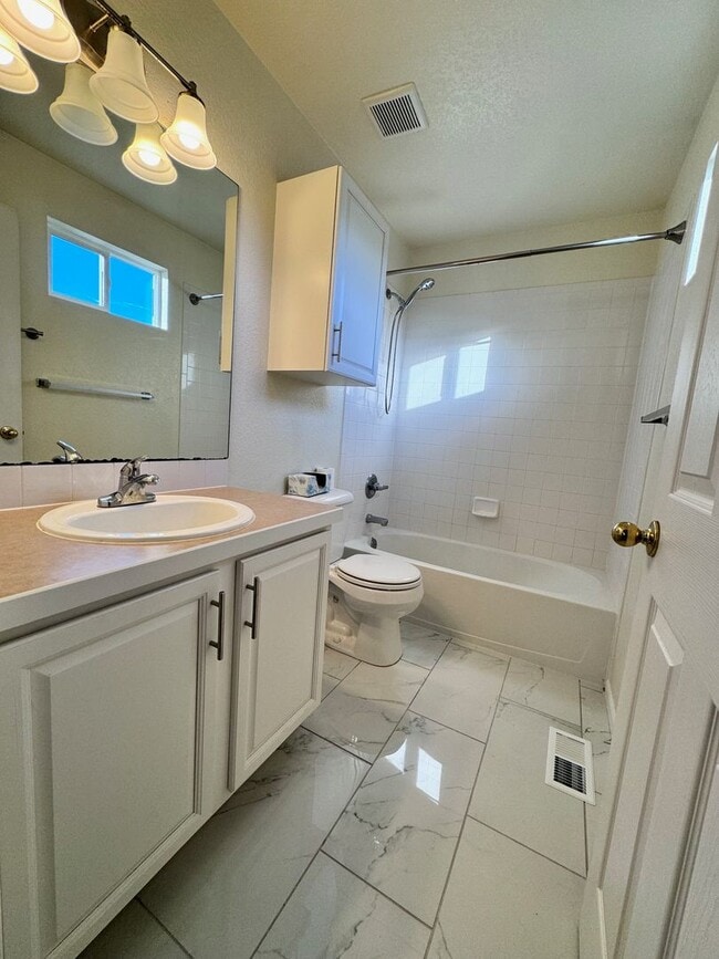 Building Photo - Great Home with Large Back Yard