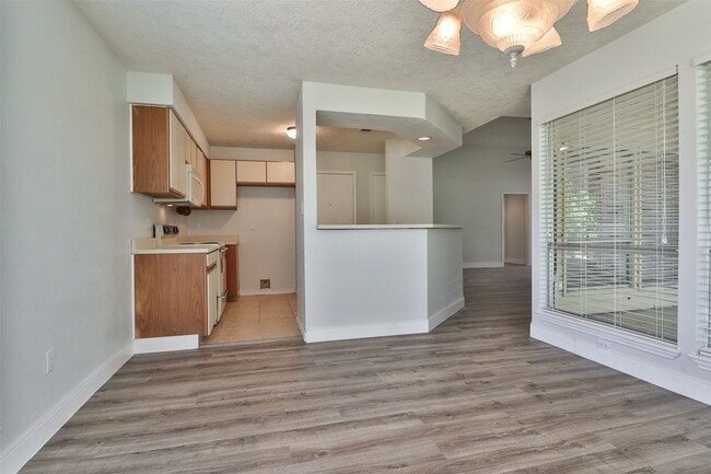 Building Photo - 10910 Scenic Dr