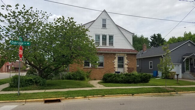 Front - 2104 Oakridge Ave