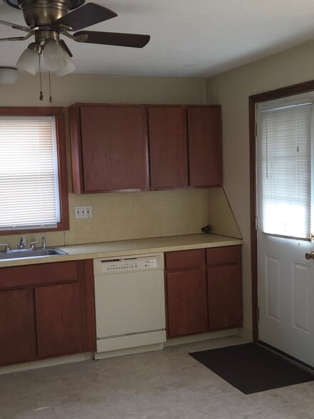 Building Photo - 76 William St