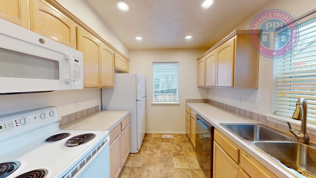 Building Photo - Two Level Cascadia Village Home with  Large Fenced Backyard ! Pet Welcome