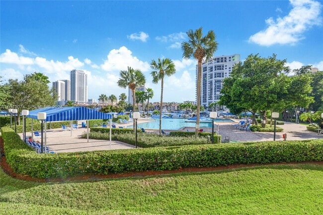Building Photo - 2500 Parkview Dr