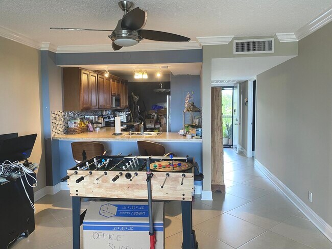 Building Photo - 14 Royal Palm Way