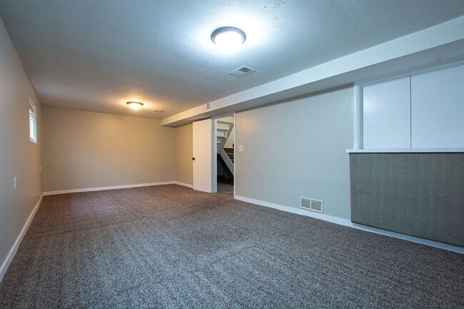 Building Photo - Adorable 3 Bedroom / 1 Bath Split Entry Home in Carter Lake with 2 Car Detach Garage!