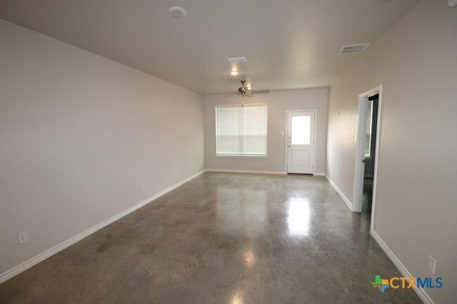 Building Photo - 640 Pacific Crest Trl