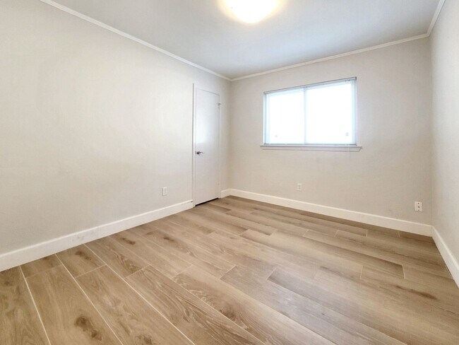 Building Photo - 3/BR 2/BA Single-Level Home with Sunroom a...