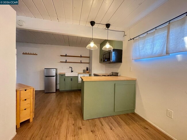 Building Photo - 924 E Meadow Ave