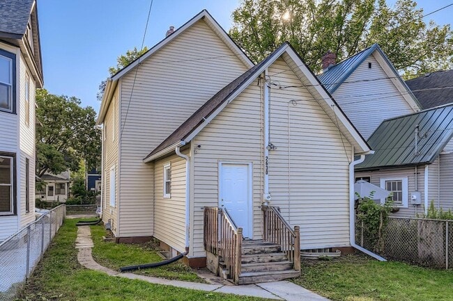 Building Photo - 2630 14th Ave S