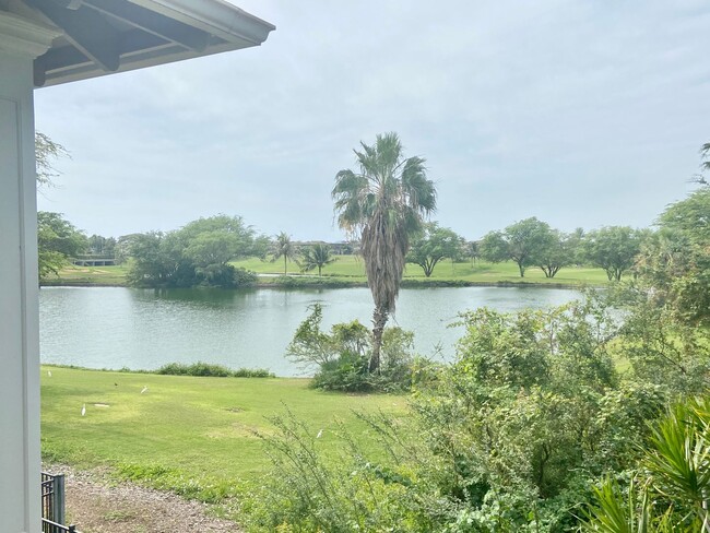 Building Photo - Golf Course Views!