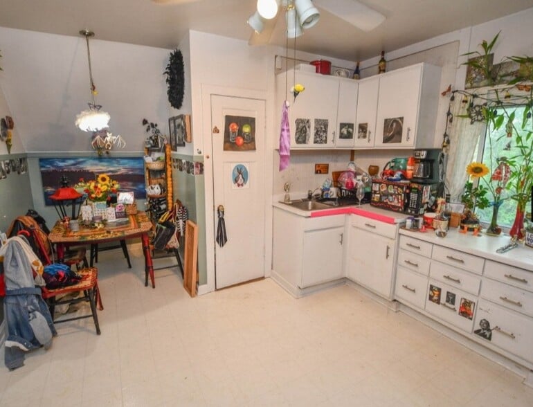 Building Photo - 3332 S Whitnall Ave