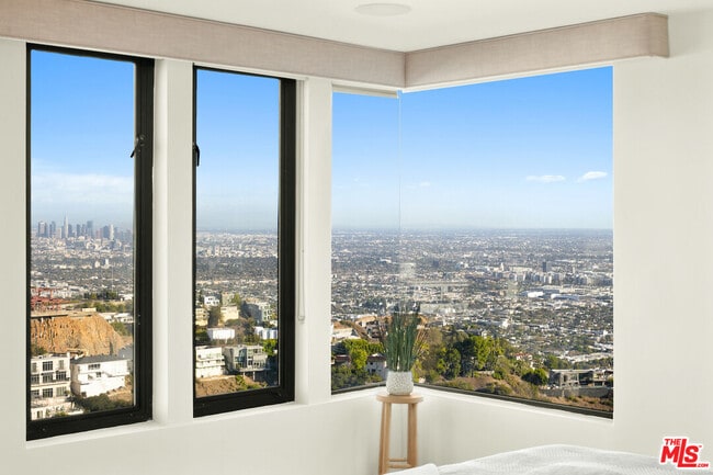 Building Photo - 2231 Sunset Plaza Dr