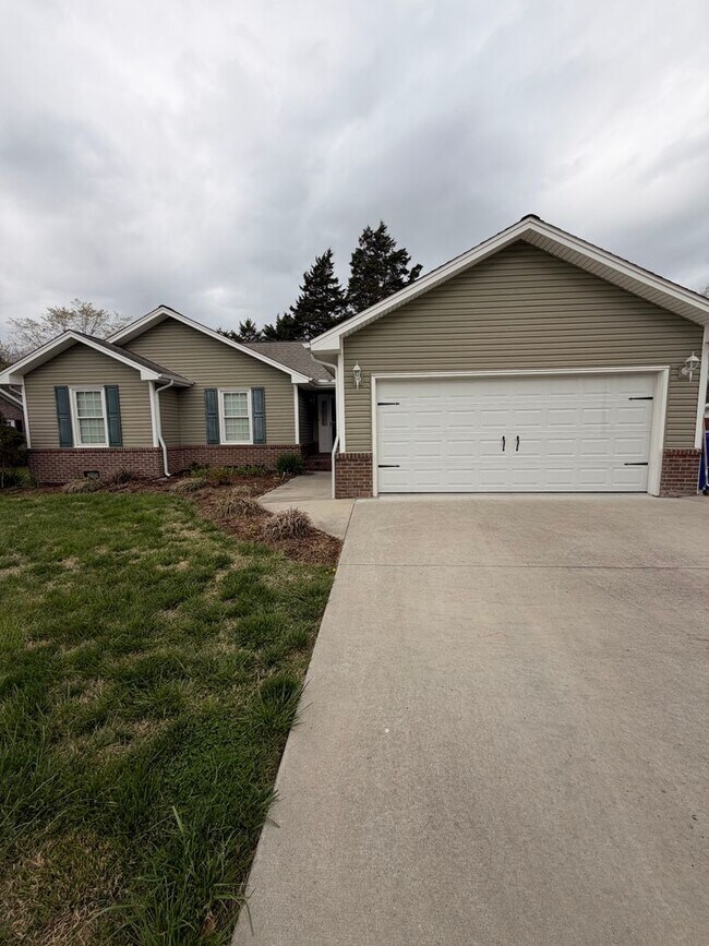 Building Photo - 3BR Home | Granite Kitchen | Fireplace | Deck | Fenced Yard