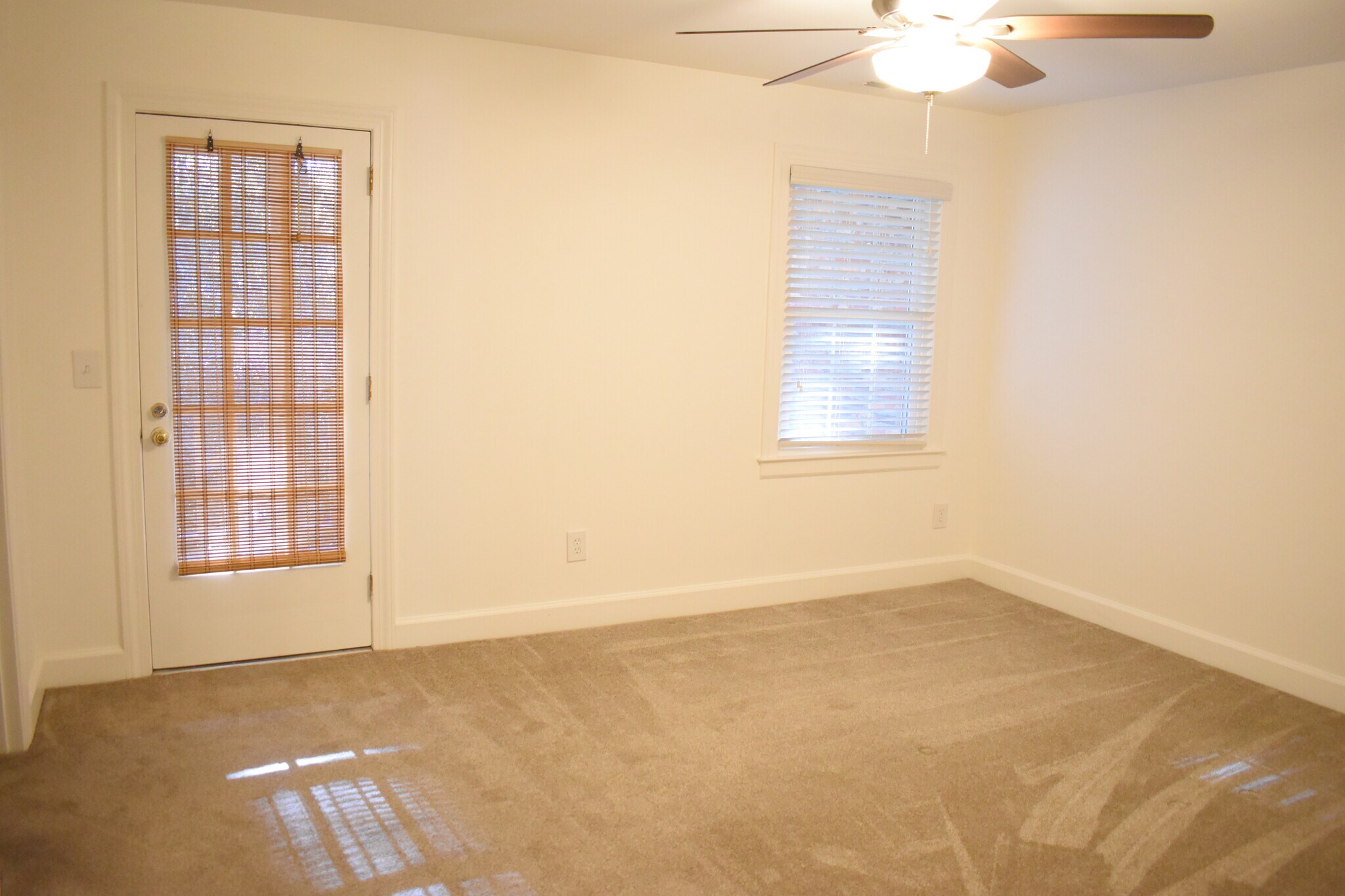 Building Photo - 2720 Oleander Dr