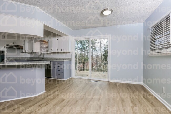 Building Photo - Beautifully renovated home with 3 bedroom ...