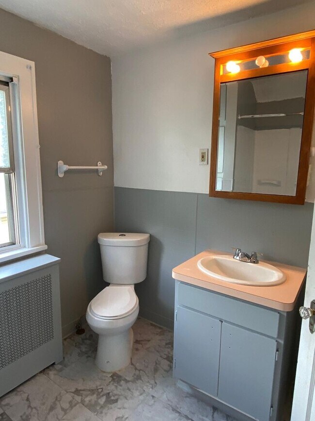 Building Photo - Charming Single-Family Home for Rent in Bedford — Quiet Street, Great Location!