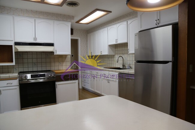 Building Photo - Unique 3 Bed 2 Bath + 2 bonus rooms 1,639 ...