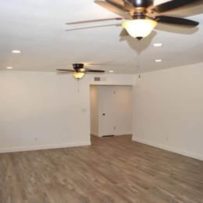 Building Photo - 3 BEDROOM 2 BATHS WITH A POOL FREE RENT OAC  MTM AVAILABLE